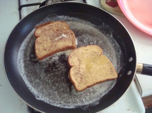 Here come the glamour shots of the french toast cooking.